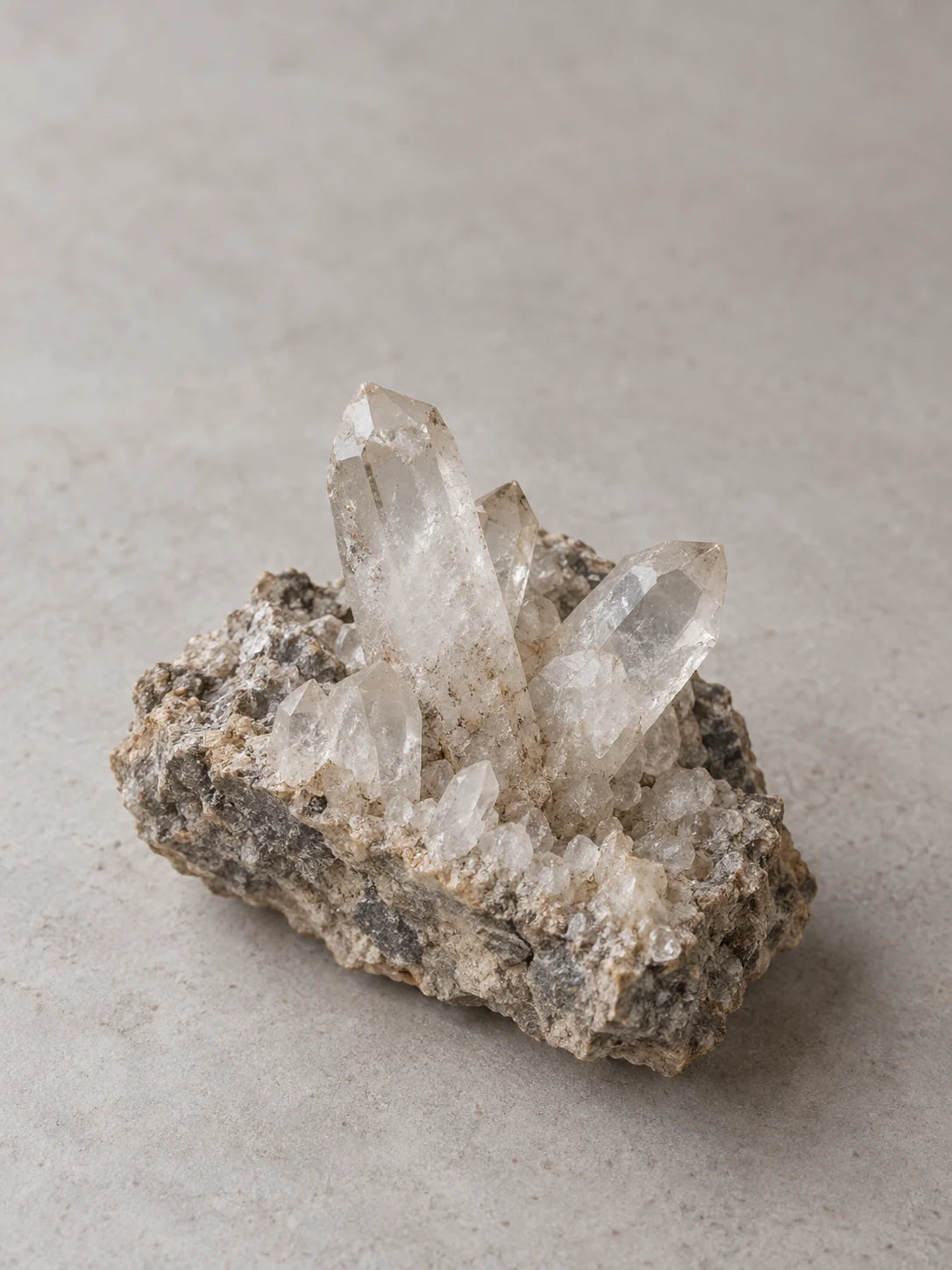 AI-generated illustrative study of pale quartz-like crystals in a rough rock matrix.