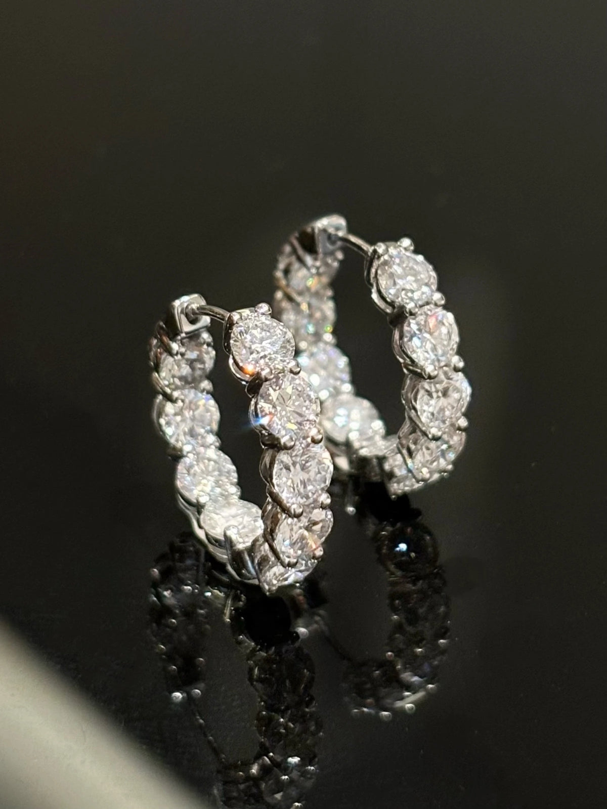 Round diamond hoop earrings in 18K white gold, detail view 3