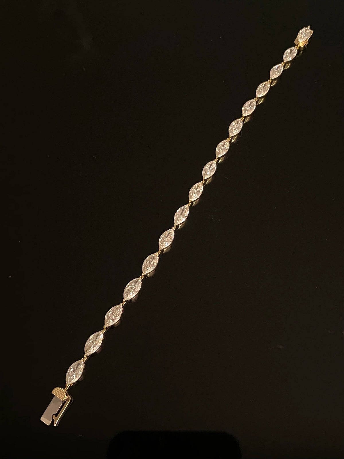 Marquise-cut diamond tennis bracelet in 18K yellow gold, original view 1