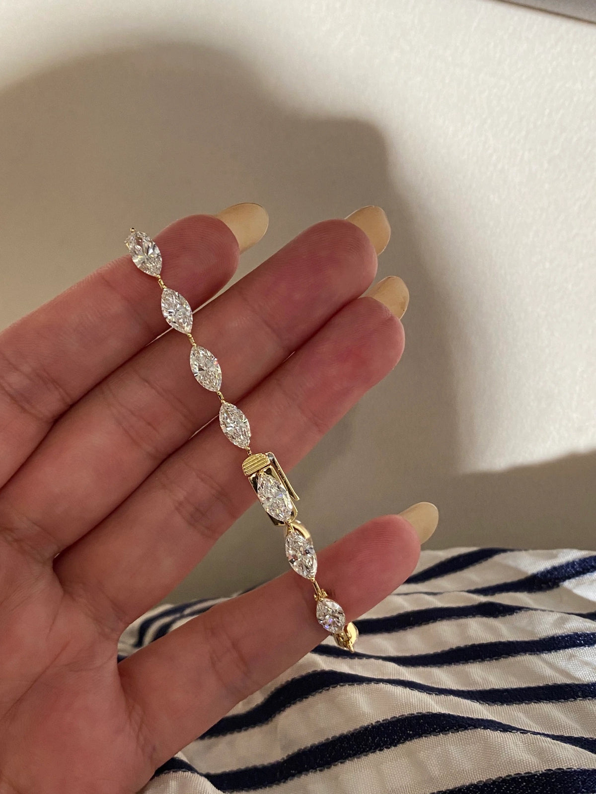 Marquise-cut diamond tennis bracelet in 18K yellow gold, original view 3