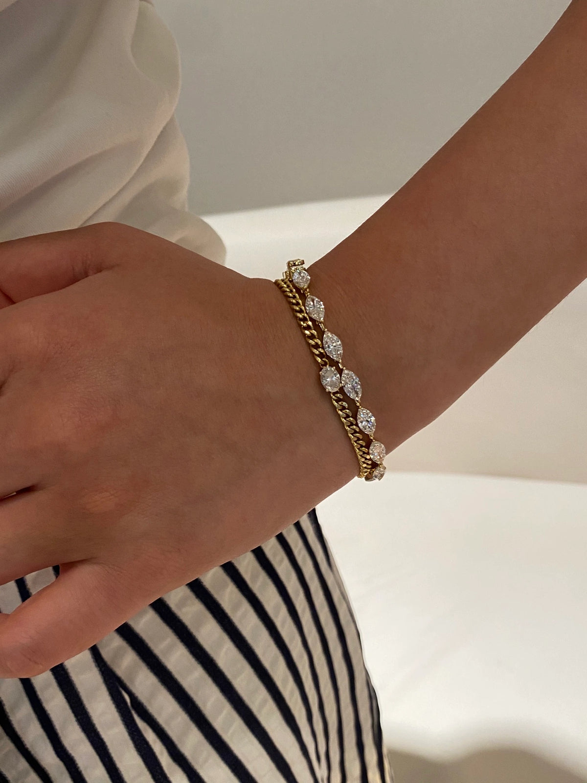 Marquise-cut diamond tennis bracelet in 18K yellow gold, original view 5