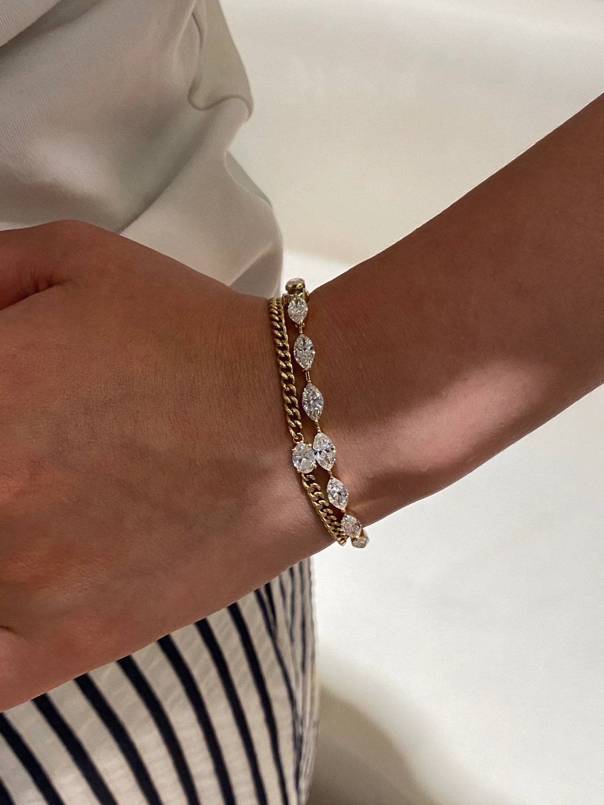 Marquise-cut diamond tennis bracelet in 18K yellow gold, original view 6