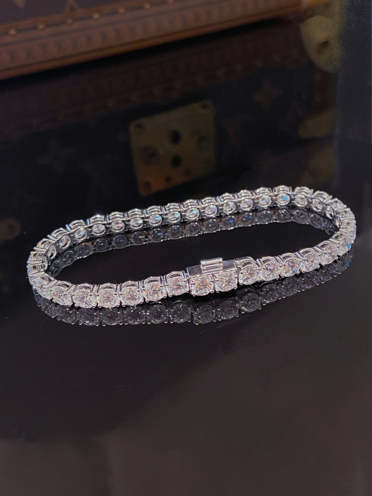 Round diamond tennis bracelet in 18K white gold, original view 1
