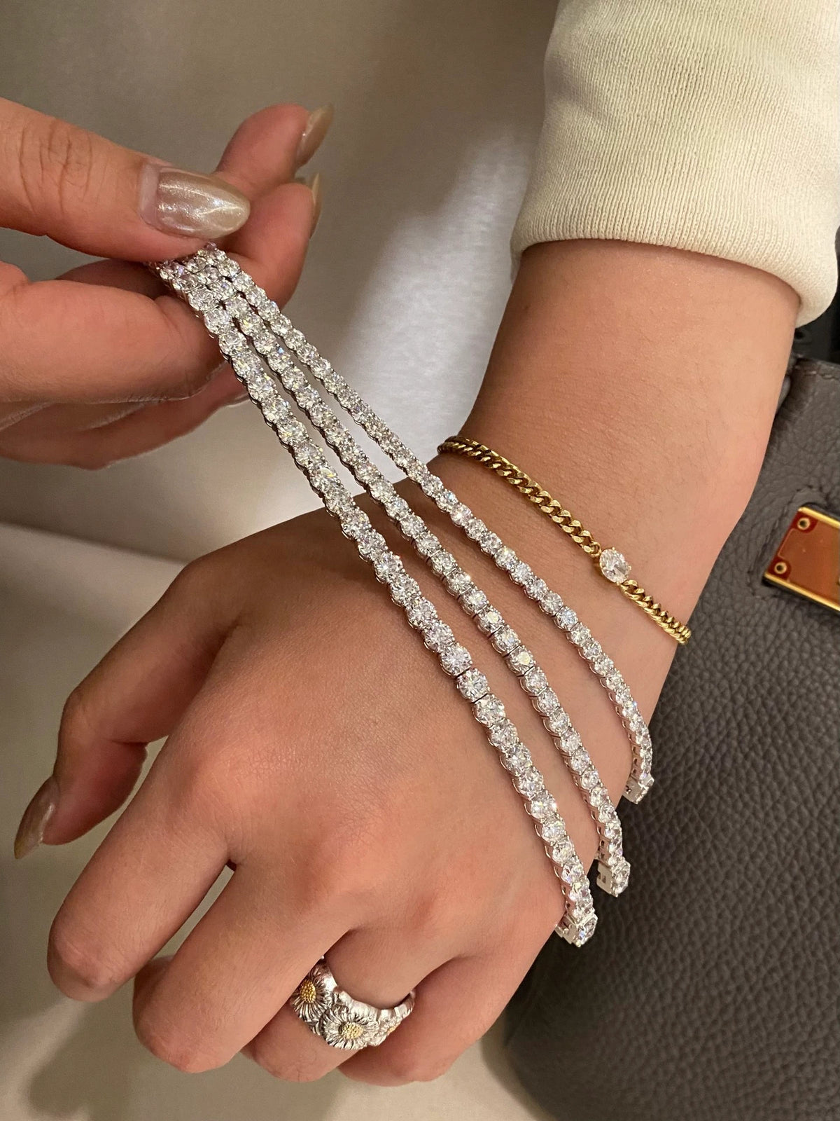 Round diamond tennis bracelet in 18K white gold, original view 3