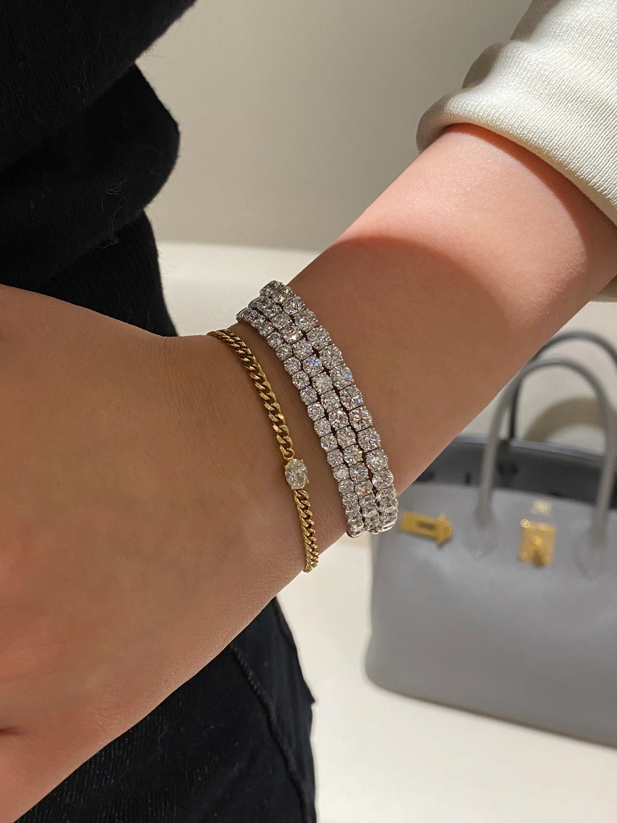 Round diamond tennis bracelet in 18K white gold, original view 4