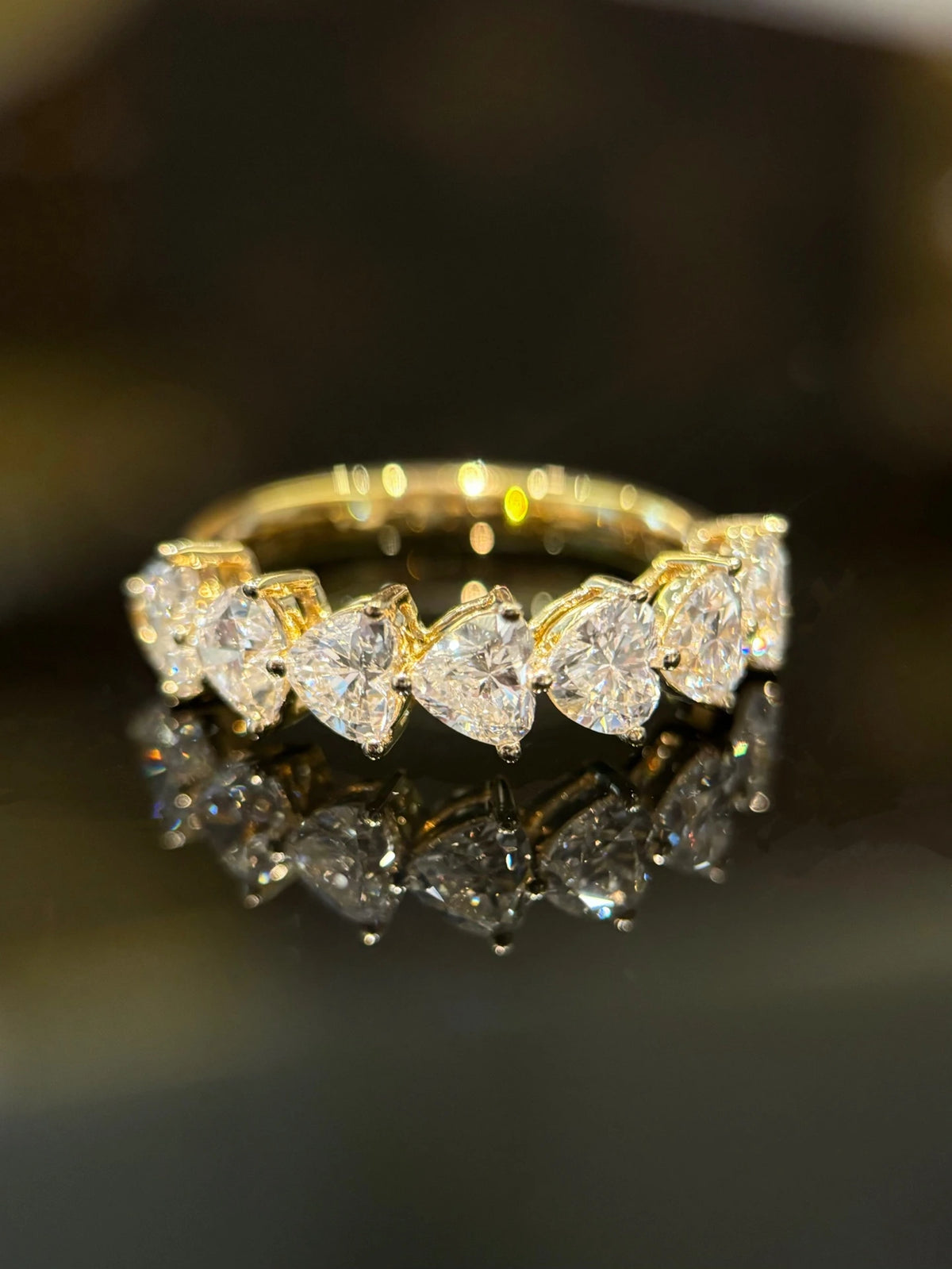 Heart-cut diamond band in 18K yellow gold, original detail view 1