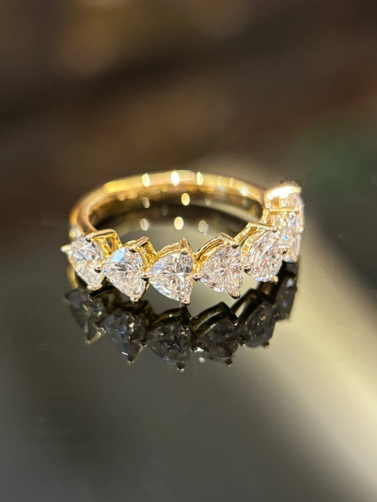 Heart-cut diamond band in 18K yellow gold, original detail view 2