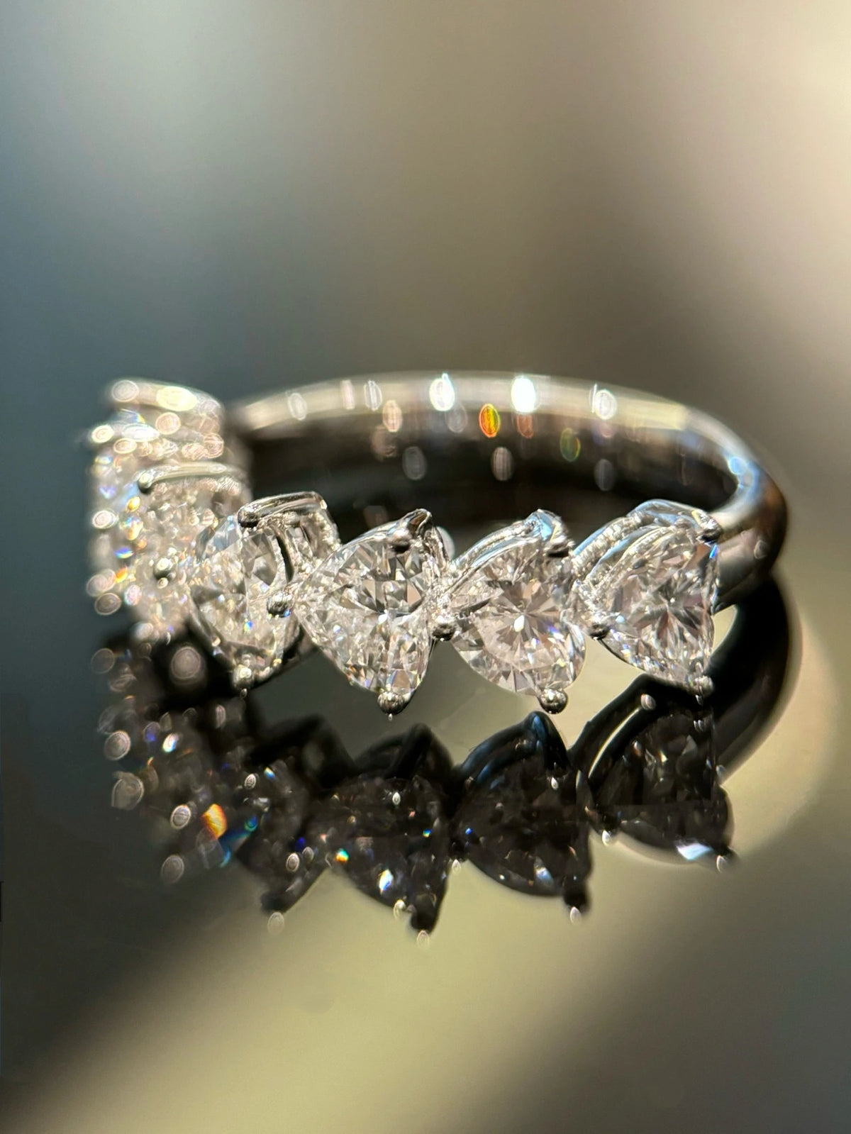 Heart-cut diamond band in 18K white gold, original detail view 3