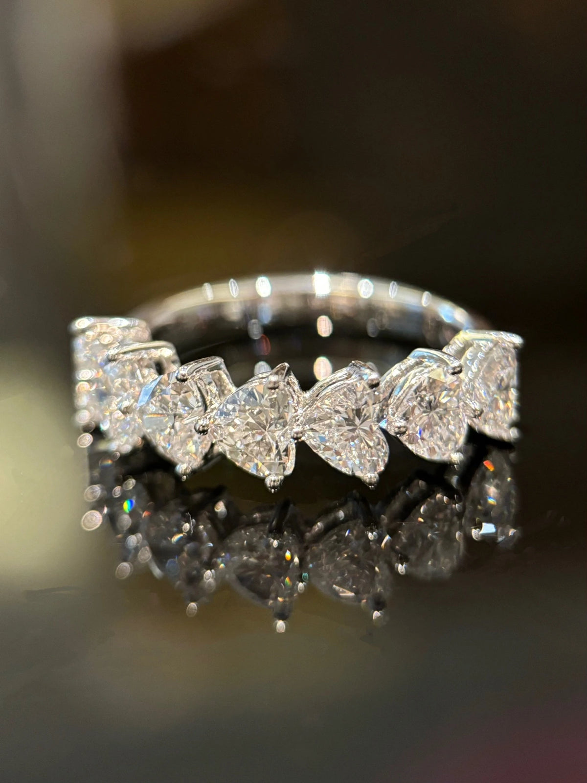Heart-cut diamond band in 18K white gold, original detail view 4