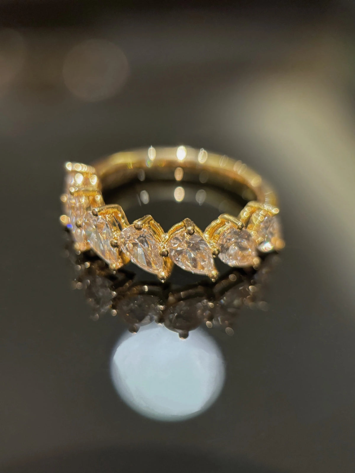 Pear-cut diamond band in 18K yellow gold, original detail view 1