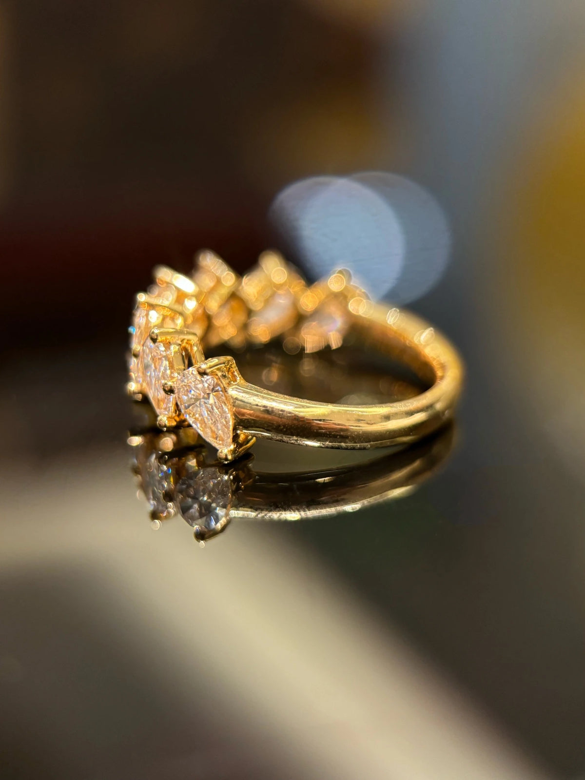 Pear-cut diamond band in 18K yellow gold, original detail view 2