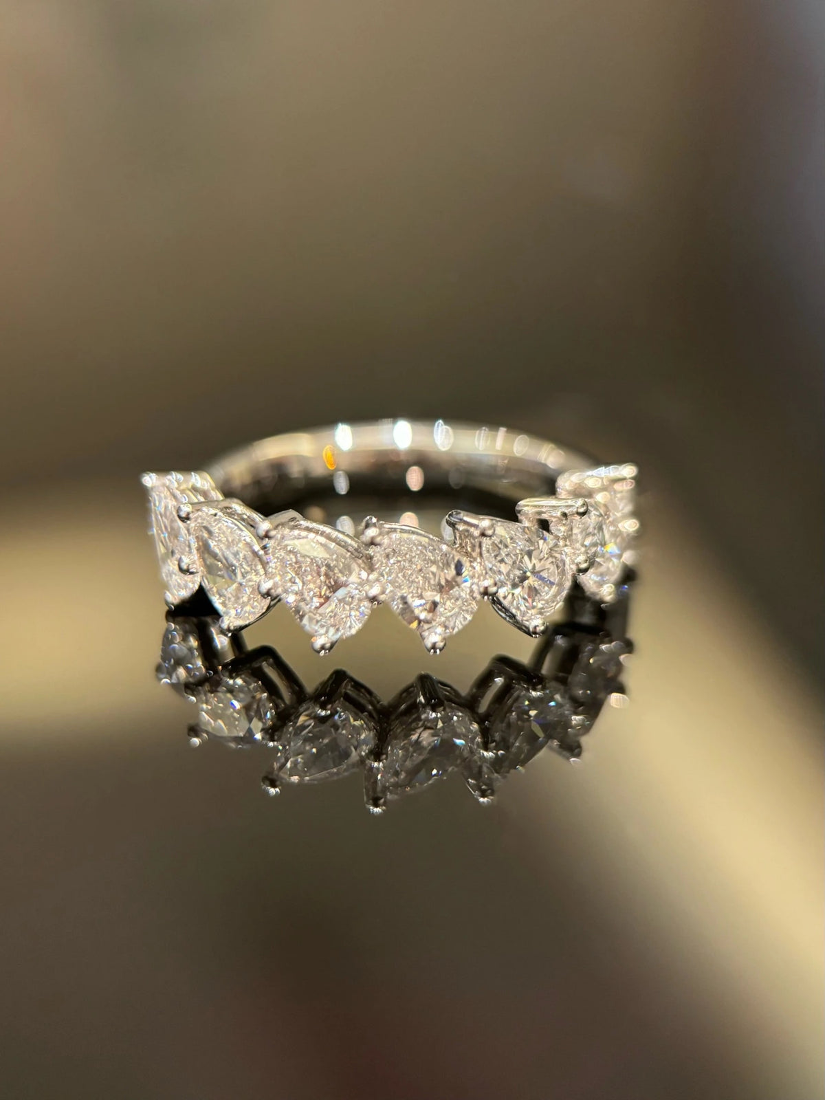 Pear-cut diamond band in 18K white gold, original detail view 3