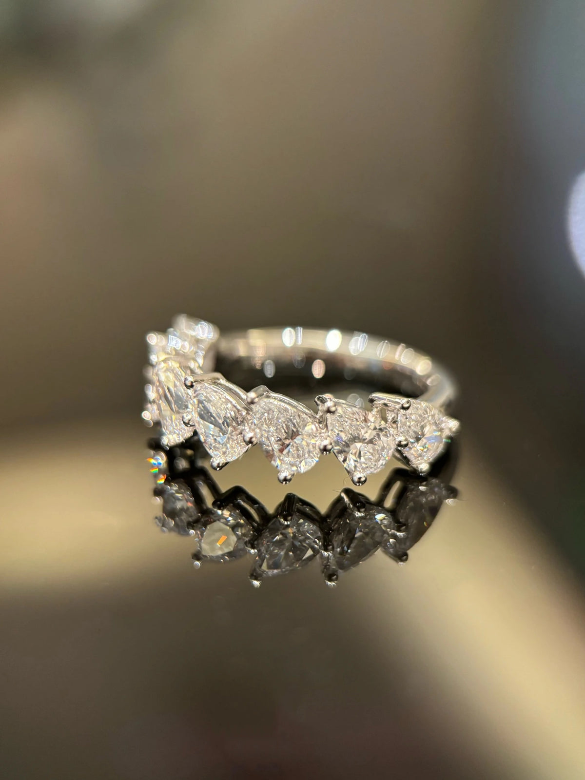 Pear-cut diamond band in 18K white gold, original detail view 4