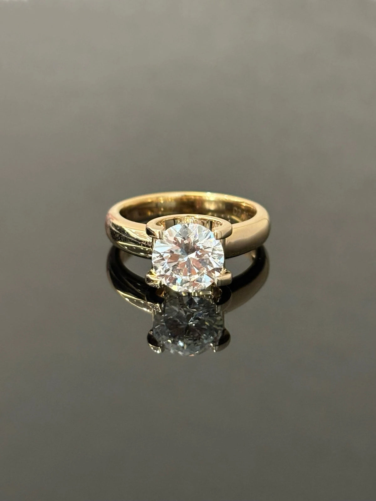 Round lab-grown diamond ring in 18K yellow gold, original view 1