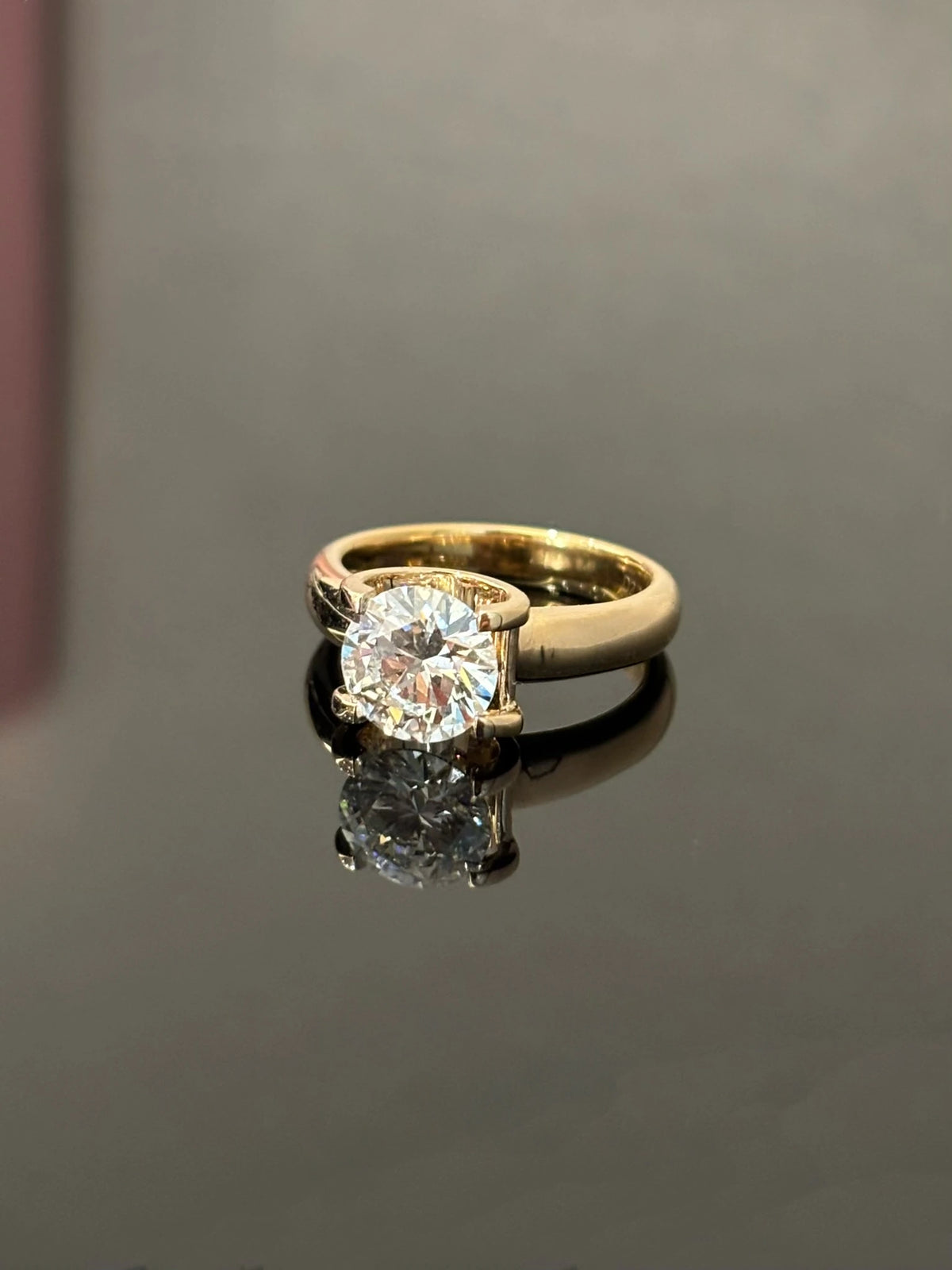 Round lab-grown diamond ring in 18K yellow gold, original view 2