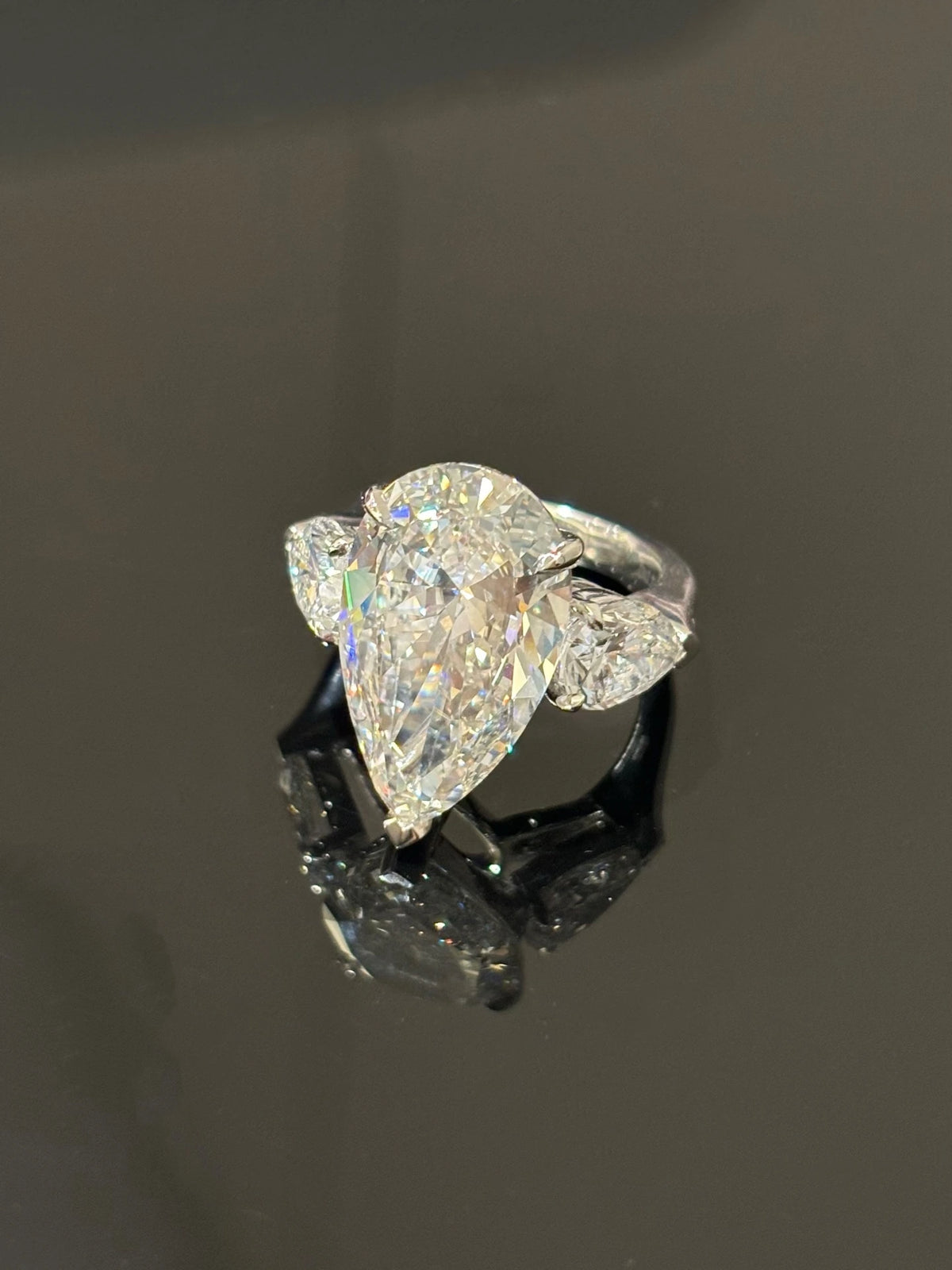 Pear-cut diamond ring with two accent diamonds in 18K white gold, original view 2