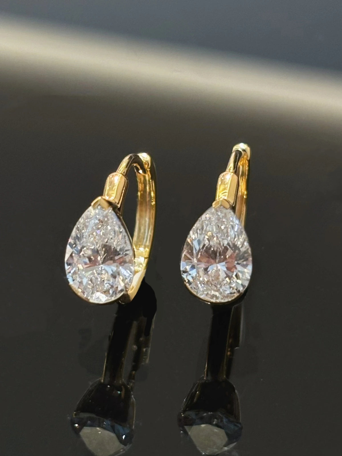 Pear-cut diamond earrings in 18K yellow gold, original detail view 1