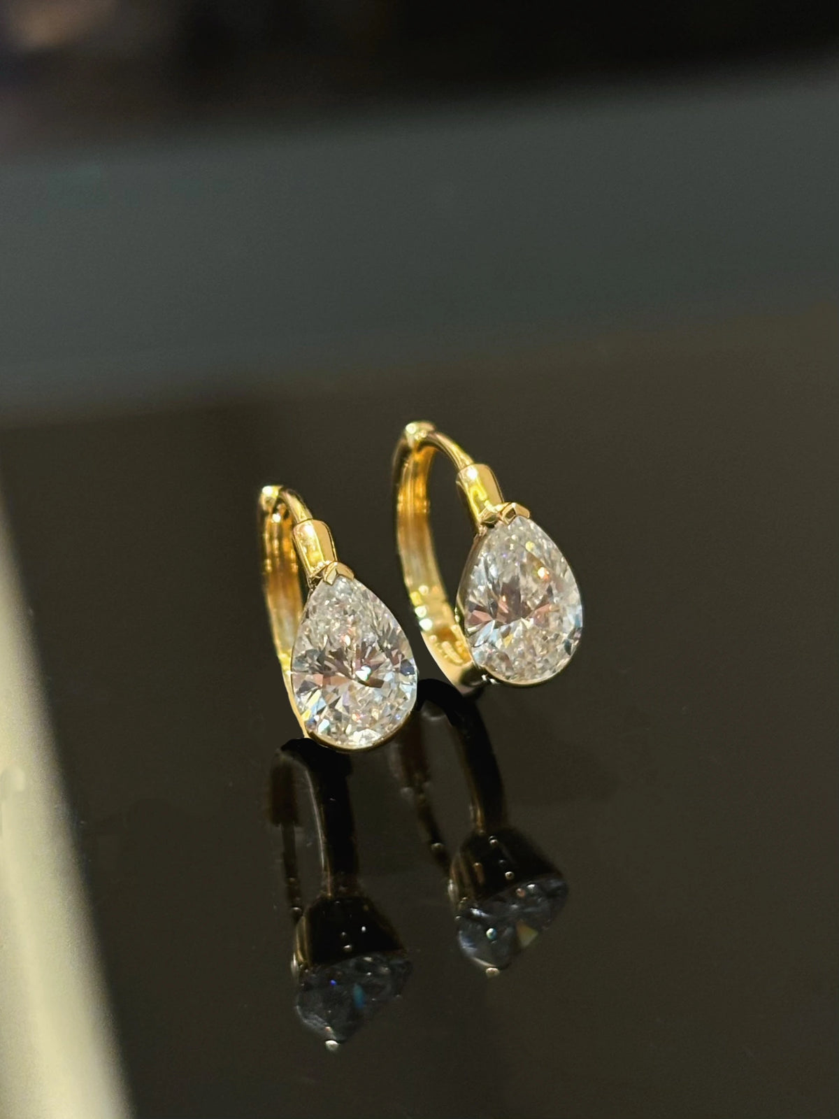 Pear-cut diamond earrings in 18K yellow gold, original detail view 2