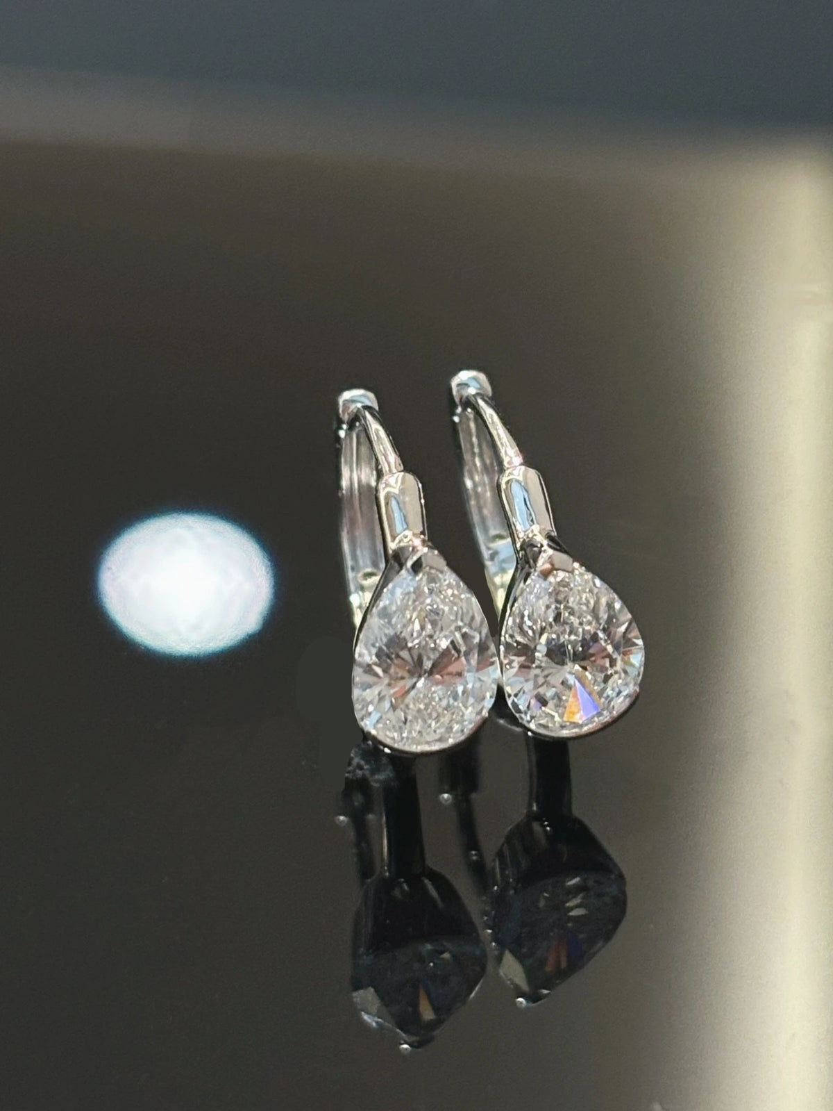 Pear-cut diamond earrings in 18K white gold, original detail view 3