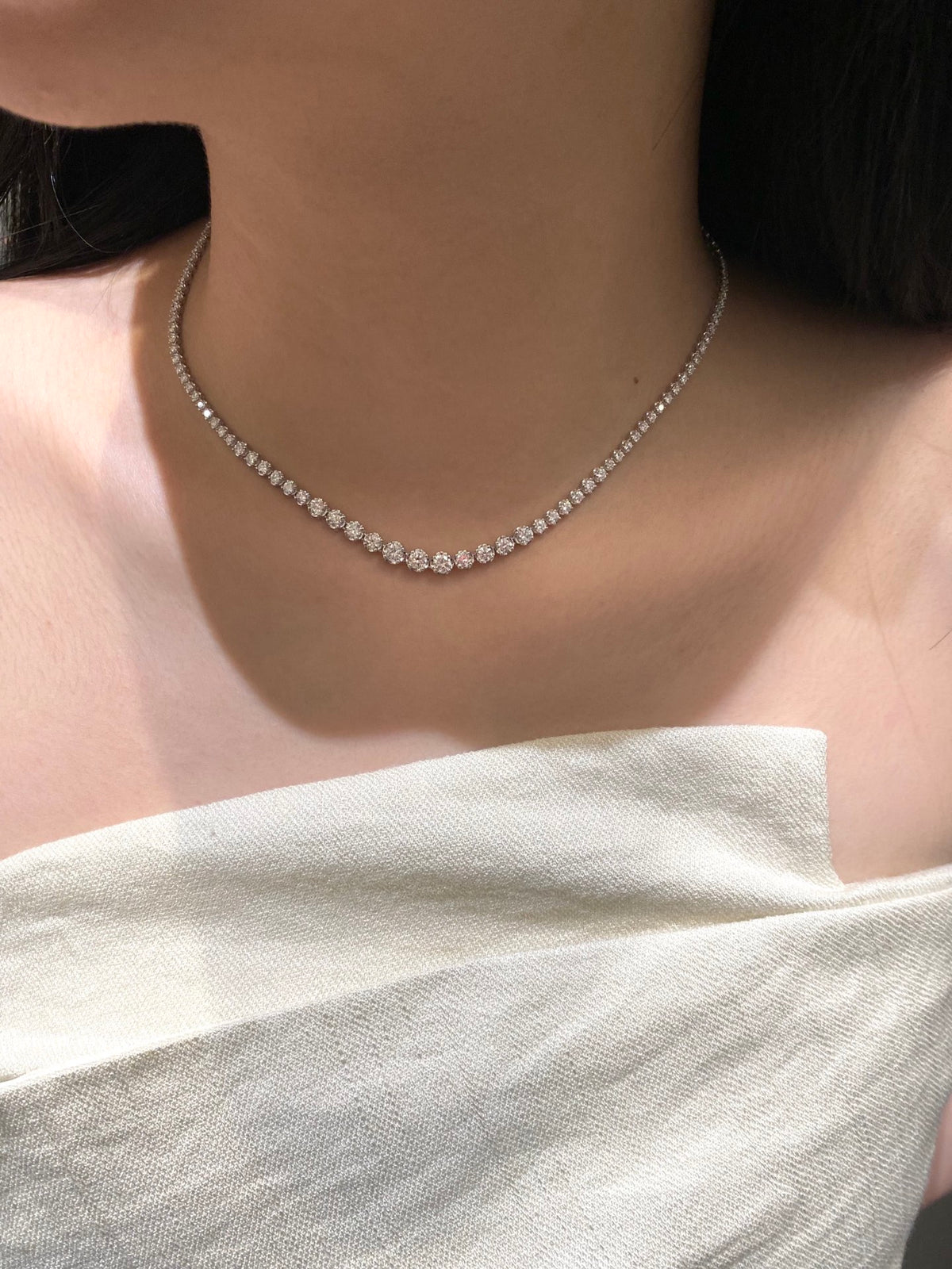 Graduated round diamond tennis necklace in white metal, original wearing view 1