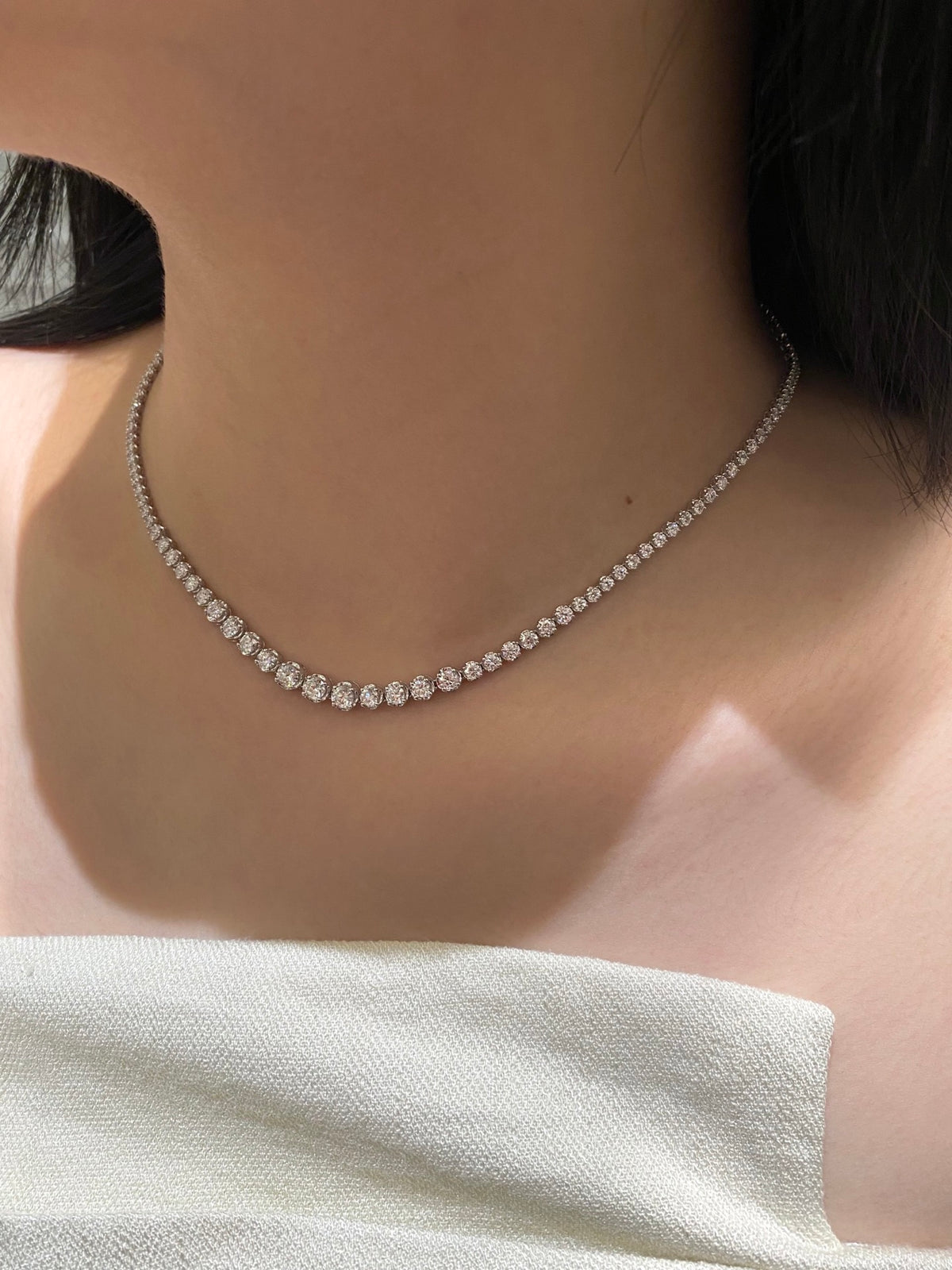 Graduated round diamond tennis necklace in white metal, original wearing view 2