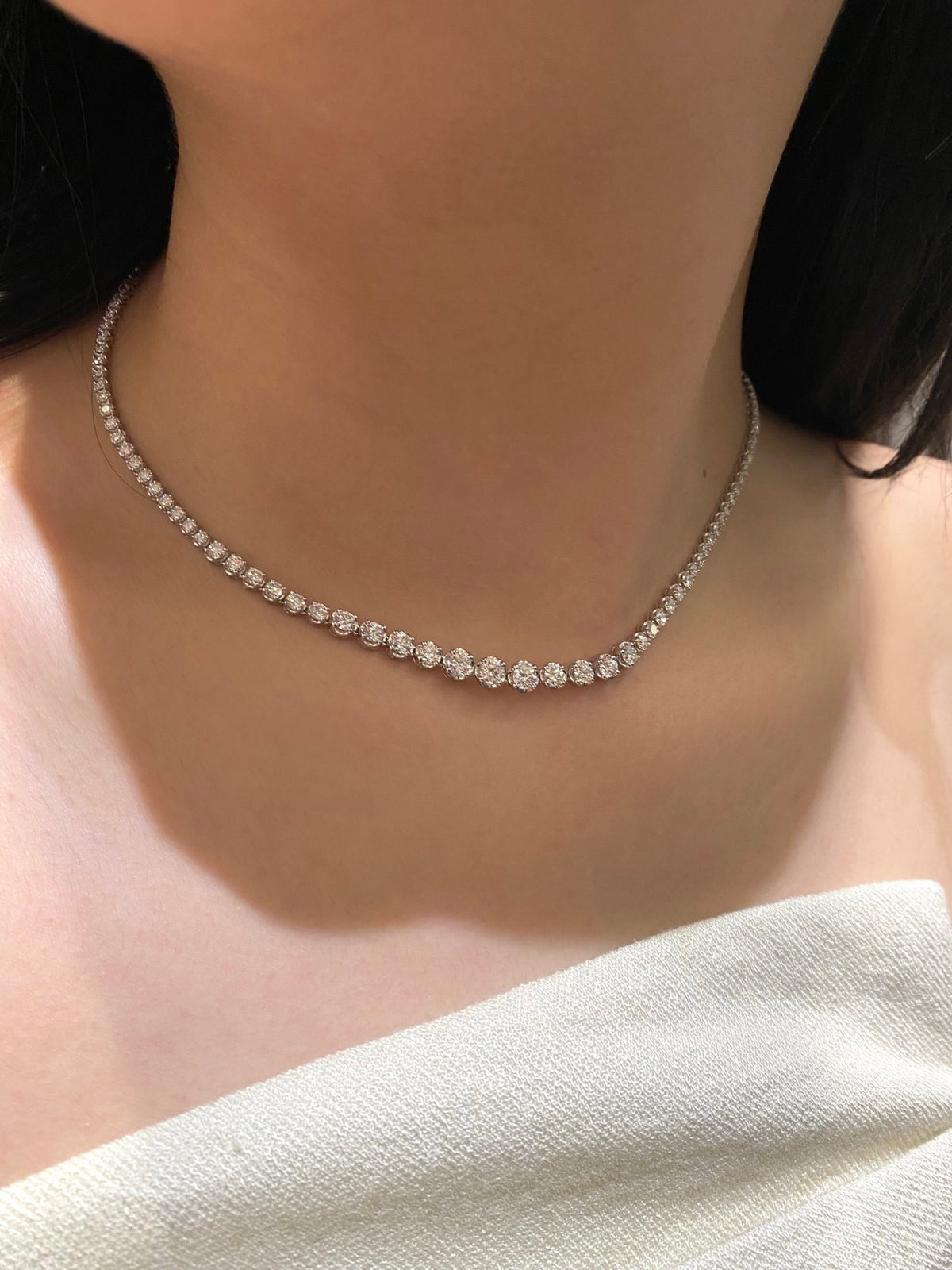 Graduated round diamond tennis necklace in white metal, original wearing view 3