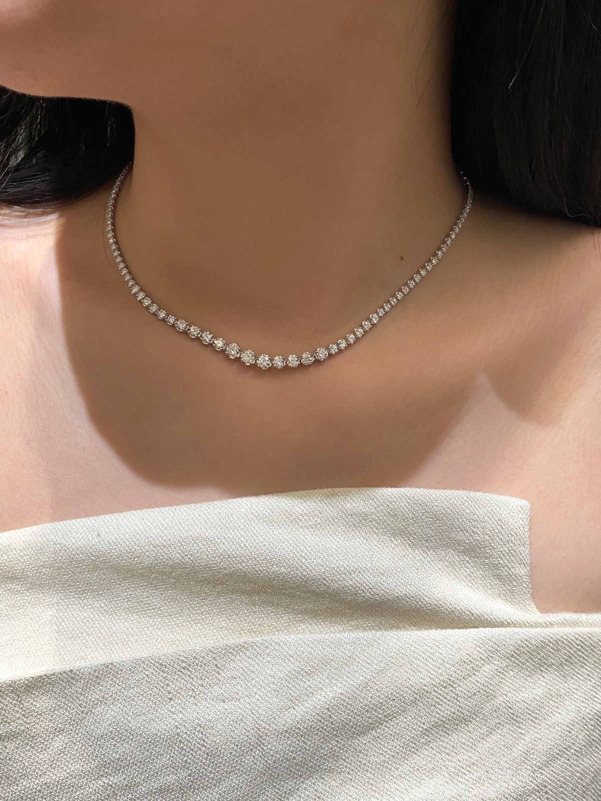 Graduated round diamond tennis necklace in white metal, original wearing view 4