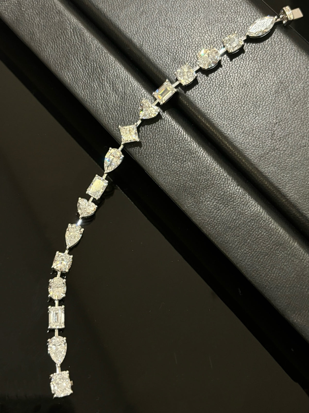 Mixed-cut lab-grown diamond bracelet in white metal, original extended detail view