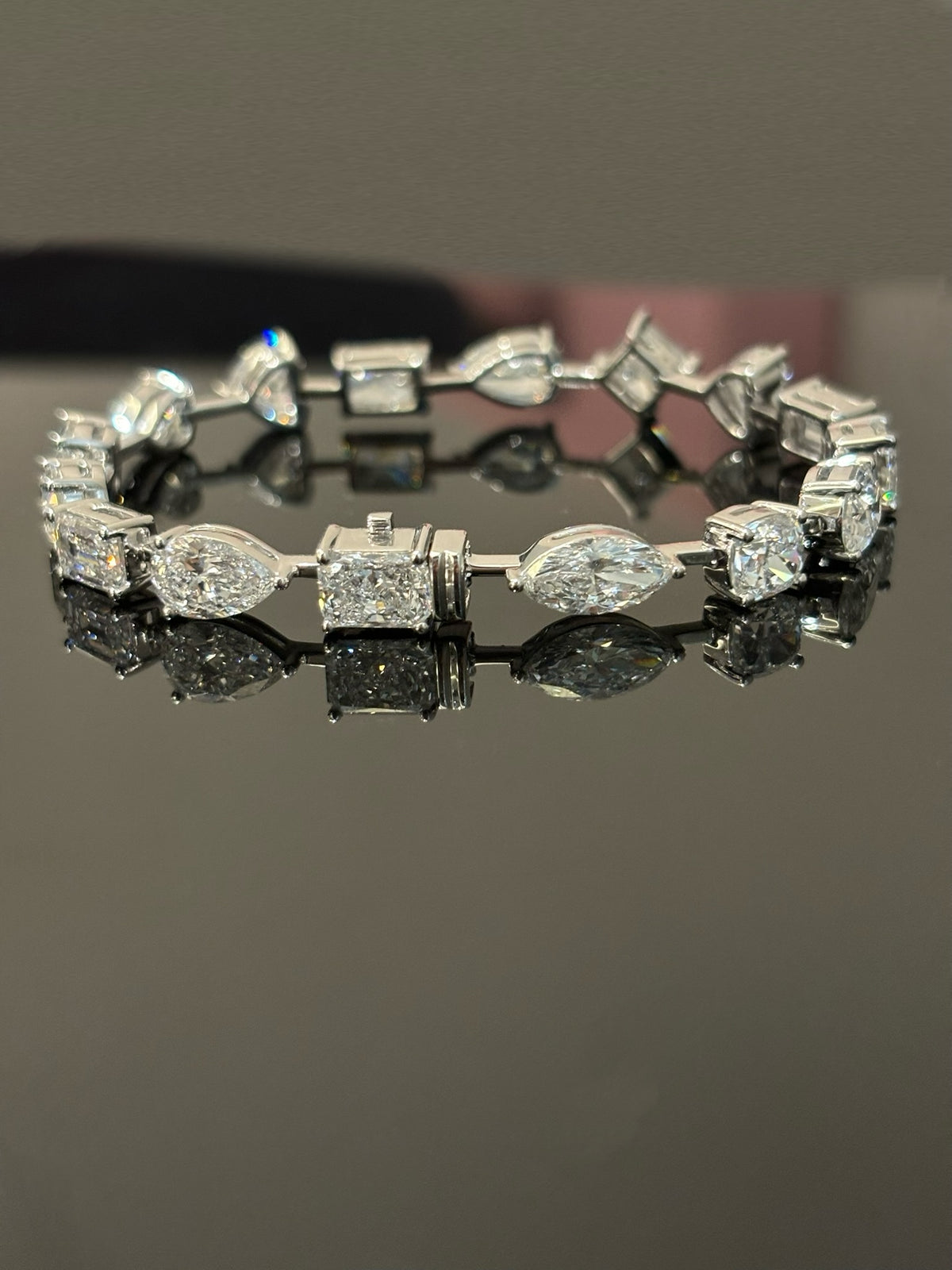 Mixed-cut lab-grown diamond bracelet in white metal, original complete closed-loop view