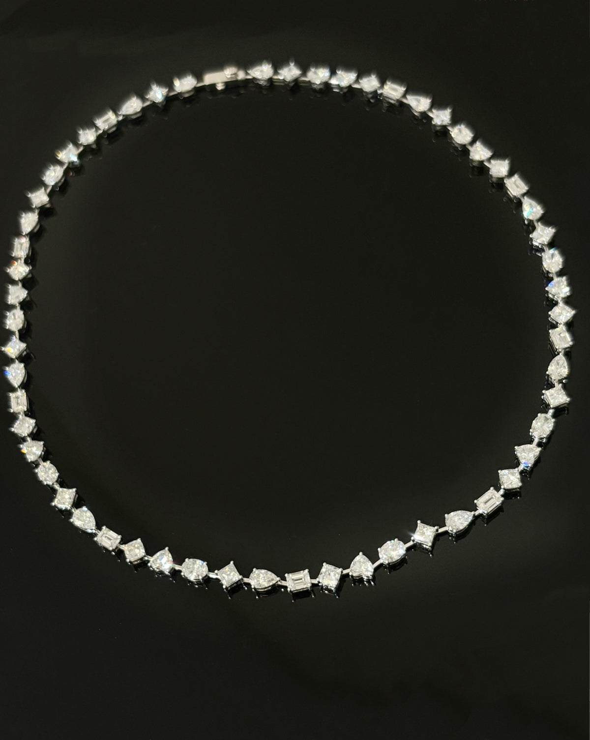 Mixed-cut lab-grown diamond necklace in white metal, original closed-loop view