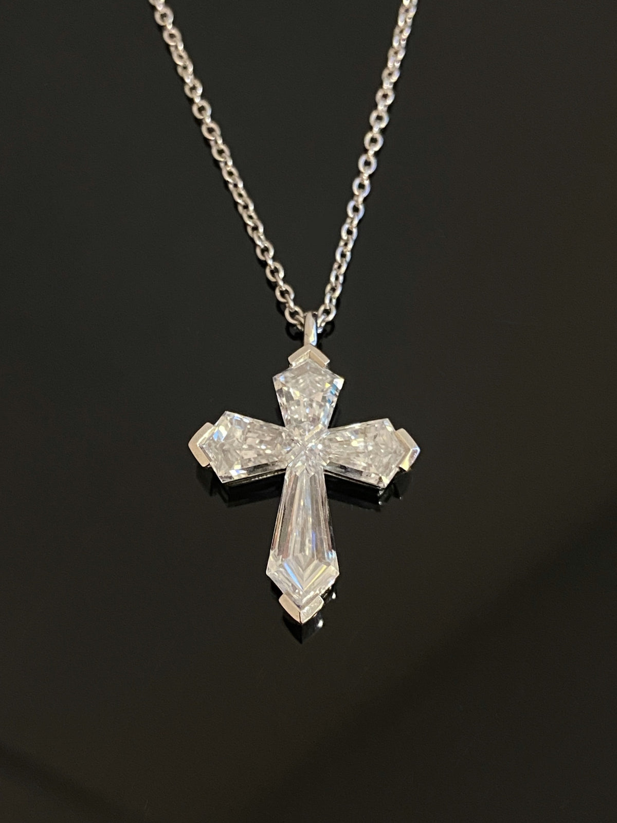 Four-diamond cross necklace in white gold, original frontal detail