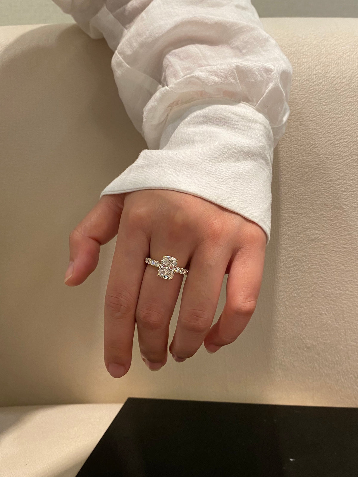 Cushion diamond ring in yellow gold, original wearing view 2