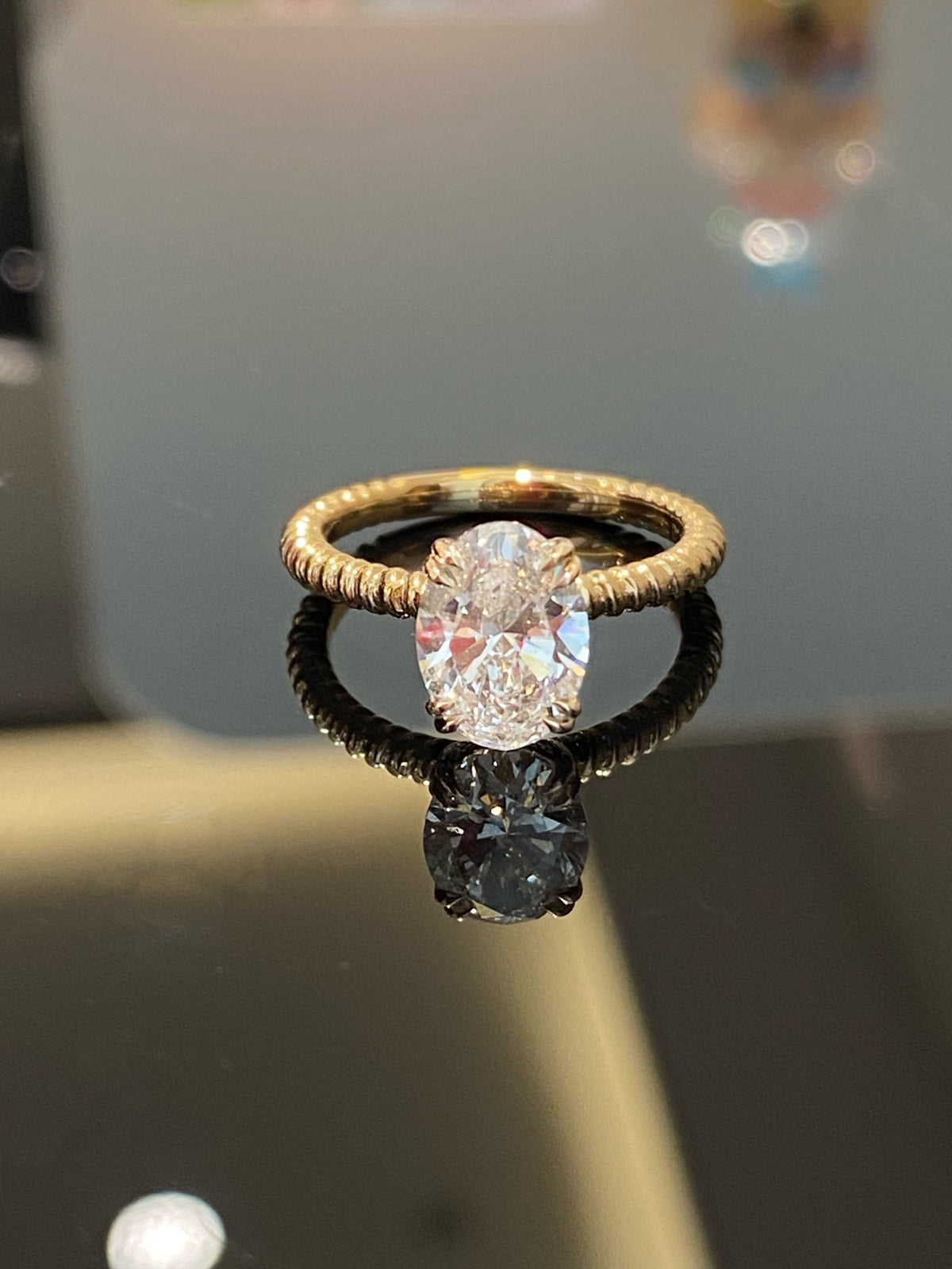 Oval rope-band diamond ring, yellow-gold reference version, original frontal view