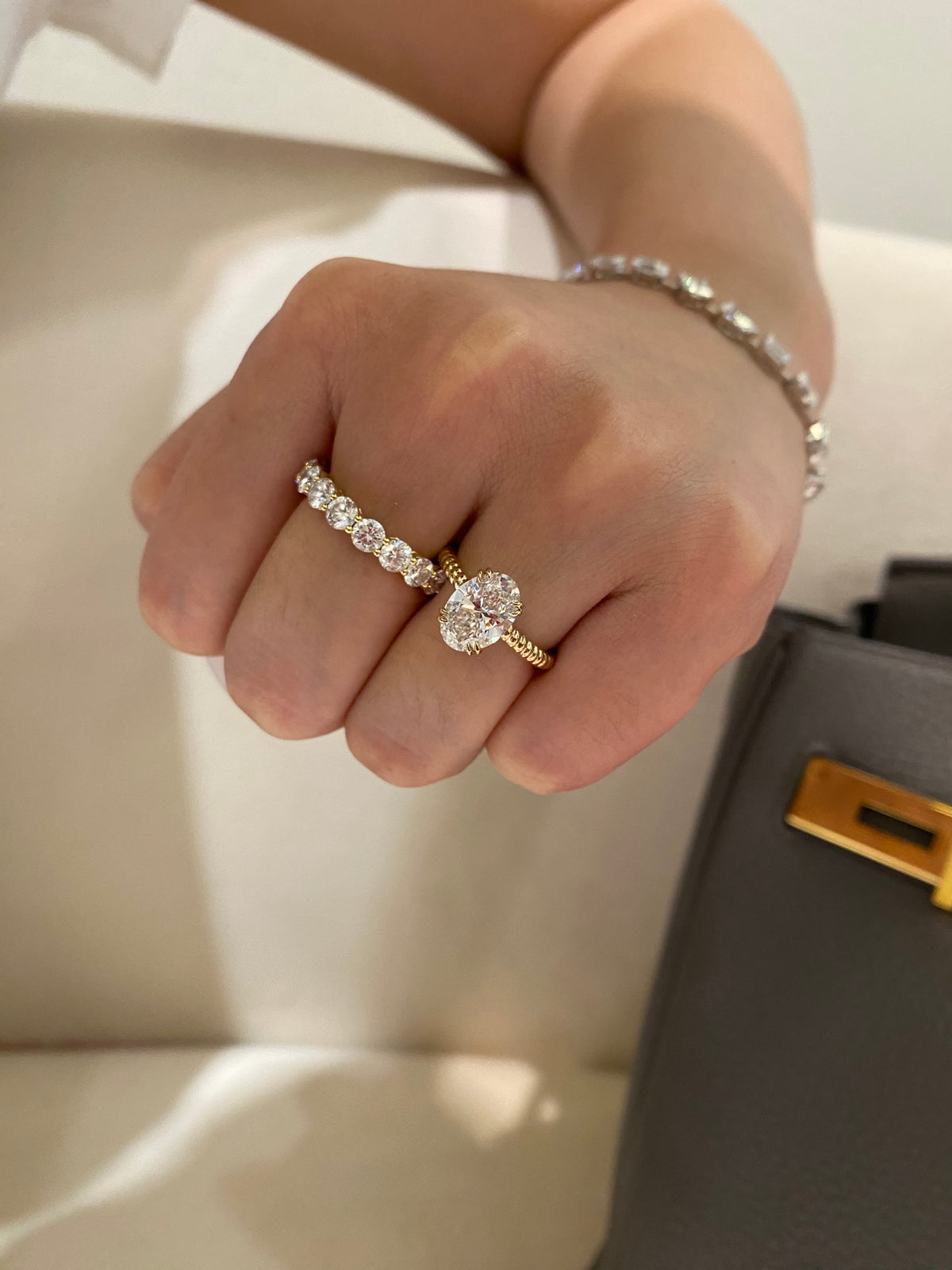 Oval rope-band ring, yellow-gold reference version, original wearing view1; other jewelry not included