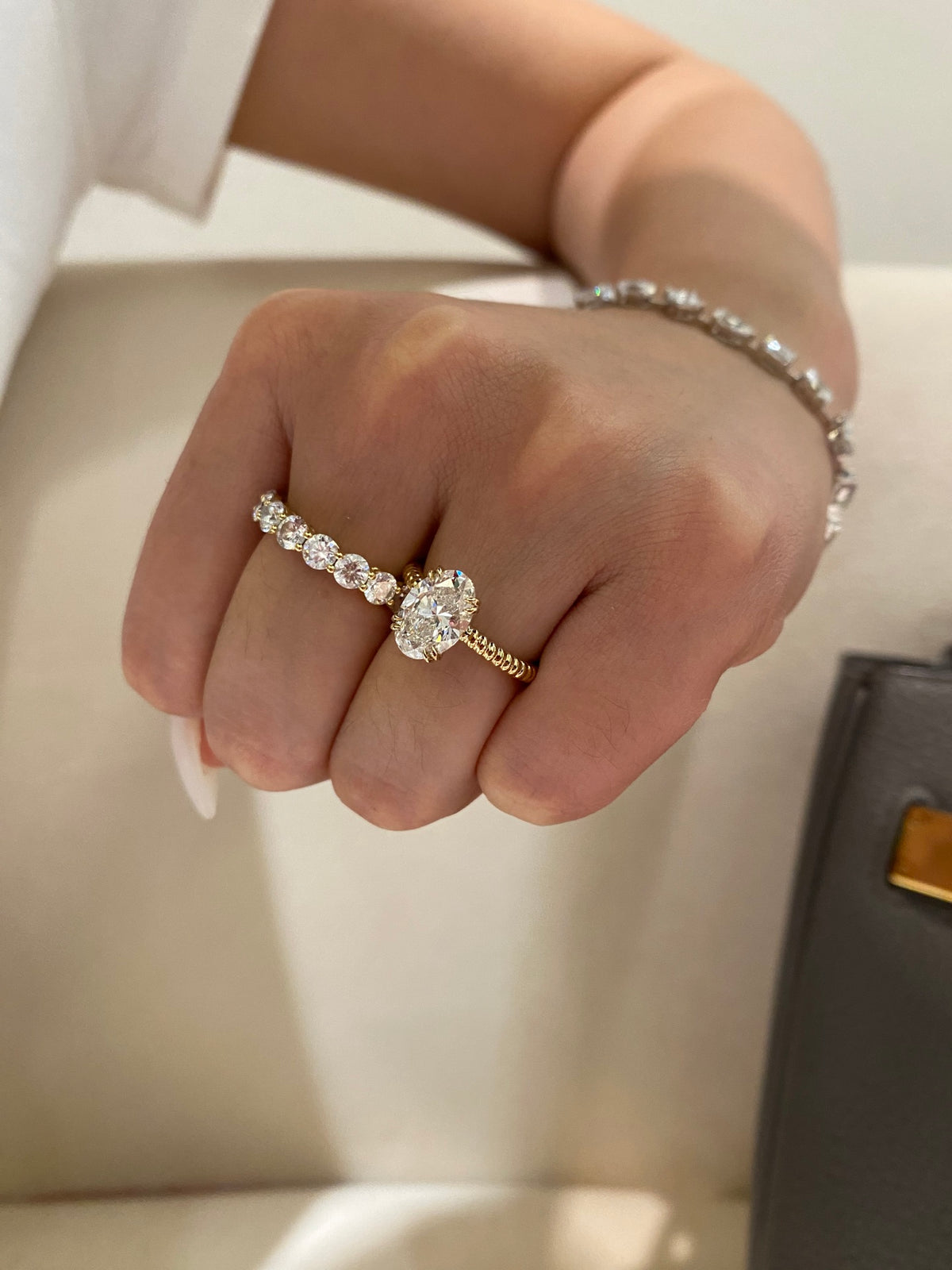 Oval rope-band ring, yellow-gold reference version, original wearing view2; other jewelry not included